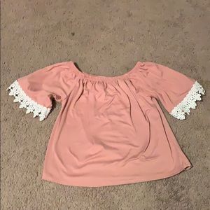 Cute, off the shoulder top. Light burgundy shade.